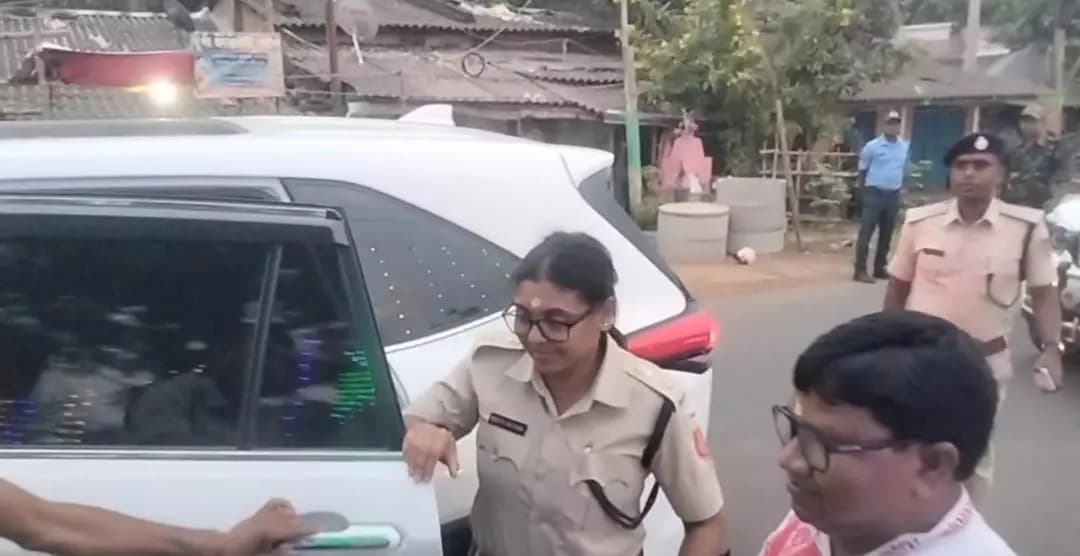 দাঁতন ১: দাঁতনে জেলা পুলিশ সুপার ও বিধায়ক ভদ্র হেমব্রমের উপস্থিতিতে দূর্গাপূজো উদ্বোধন