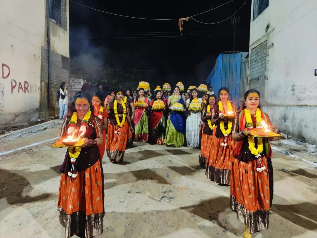 యాదగిరిగుట్ట: యాదగిరిగుట్టలో ఘనంగా బతుకమ్మ వేడుకలు: 2,000 మంది మహిళల సందడి