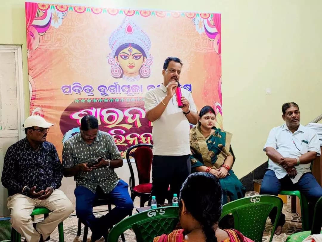 କଟକ ପୌରାଞ୍ଚଳ: କଟକ: ସଫେଇ କର୍ମଚାରୀଙ୍କୁ ଉପହାର ଦେଲେ କର୍ପୋରେଟର ଦୀପ୍ତିମୟୀ ମୂଳିଆ