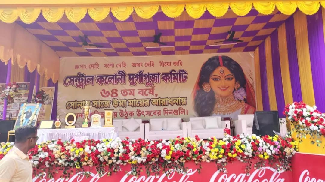 মাটিগাড়া: ১৩২ কেজি সোনার গয়নায় সাজানো মা উমা, শিলিগুড়ির সেন্ট্রাল কলোনিতে ভিড়