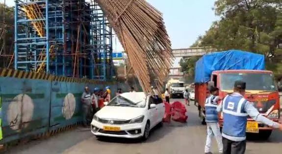 ठाणे: साकेत उन्नत महामार्गावर कामादरम्यान लोखंडी सळ्या गाडीवर कोसळल्या; जीवितहानी टळली