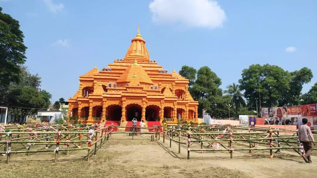 মাটিগাড়া: শিলিগুড়িতে দুর্গাপুজোর মণ্ডপ সাজানো অযোধ্যার রাম মন্দিরের আদলে