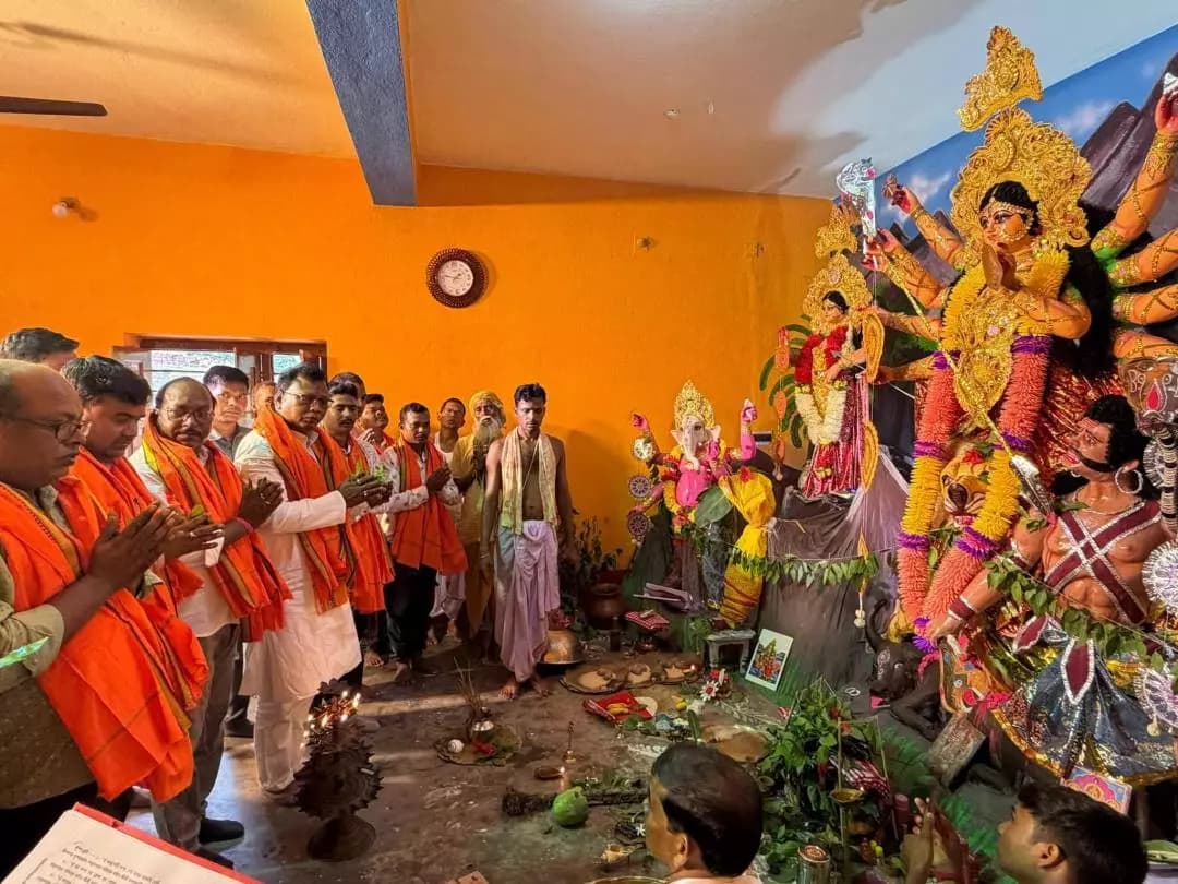 বাঁকুড়া ১: খেজুরখেন্নায় দুর্গাপুজোর শুভ উদ্বোধনে উপস্থিত মন্ত্রী ক্ষুদিরাম টুডু