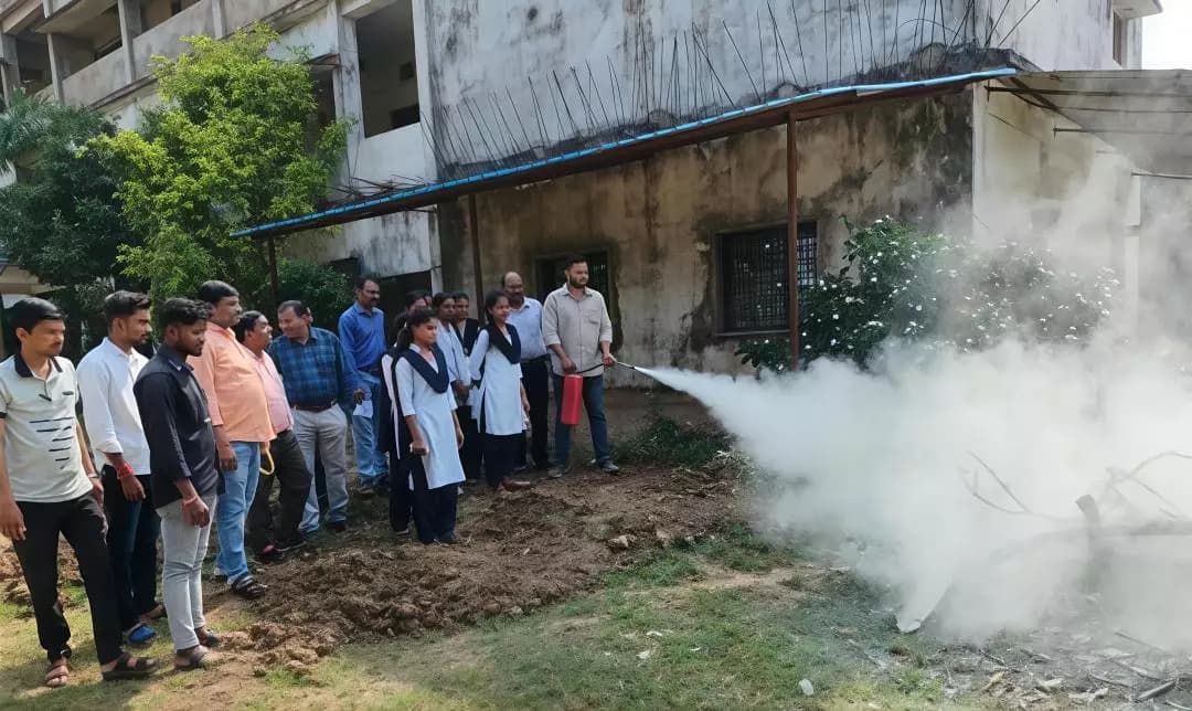 गडचिरोली: मालेवाडा महाविद्यालयात विद्यार्थ्यांसाठी अग्निसुरक्षा प्रात्यक्षिक