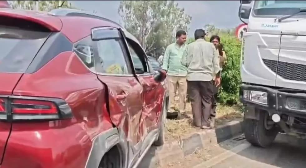 ఫరూక్ నగర్: ఫరూఖ్నగర్ వద్ద టిప్పర్, కారు ఢీ.. ఇద్దరు వృద్ధులకు గాయాలు