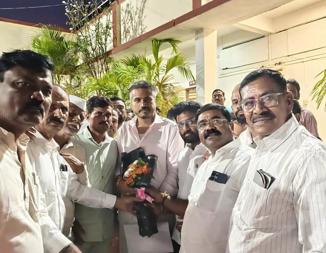 करमाळा: उजनीतील प्रकल्पांवर स्थानिकांचा विरोध; आमदार रोहित पवारांनी घेतली शेतकरी, मच्छीमारांची भेट