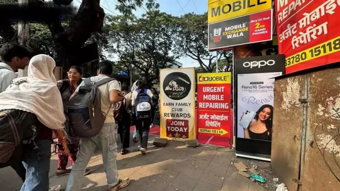 हवेली: पदपथांवर जाहिराती आणि अतिक्रमणाने पादचाऱ्यांना धोका