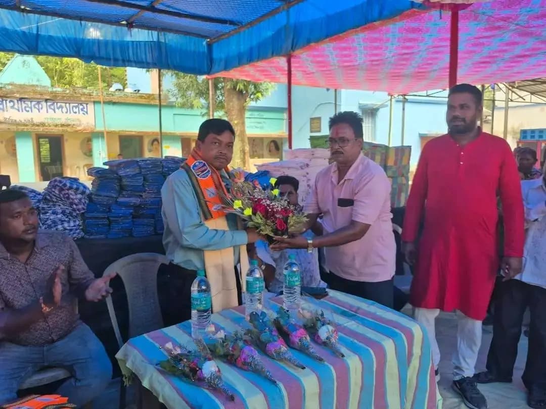 গোপীবল্লভপুর ১: সারিয়ায় রাজেশ মাহাতোর সার্বজনীন দুর্গাপূজা মন্ডপ পরিদর্শন