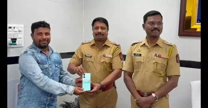 कल्याण: बाजारपेठ पोलिसांनी 50 हरवलेले मोबाईल शोधून नागरिकांना परत केले