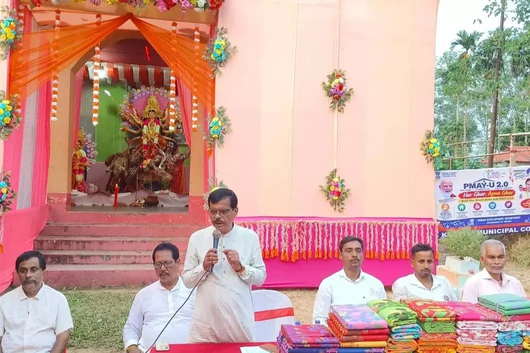 খোয়াই: খোয়াই পৌর ৯ নং ওয়ার্ডে বস্ত্র বিতরণ, উপস্থিত ছিলেন দেবাশীষ নাথ শর্মা