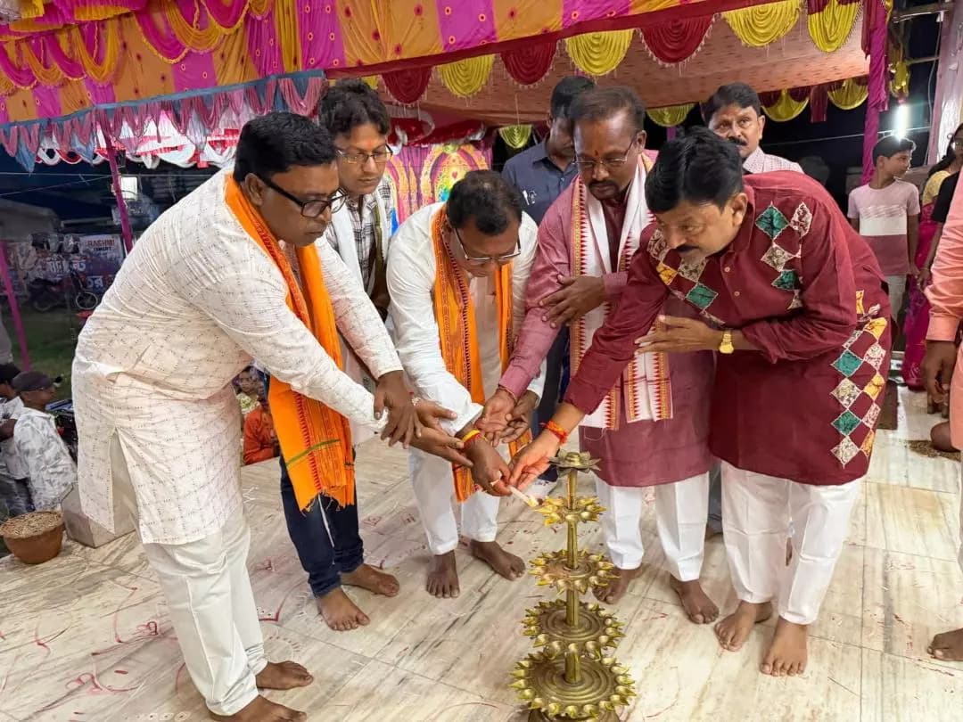খাতড়া: ক্ষুদিরাম টুডুর উপস্থিতিতে খাতড়ার পোদ্দার পাড়ার দুর্গাপুজোর উদ্বোধন