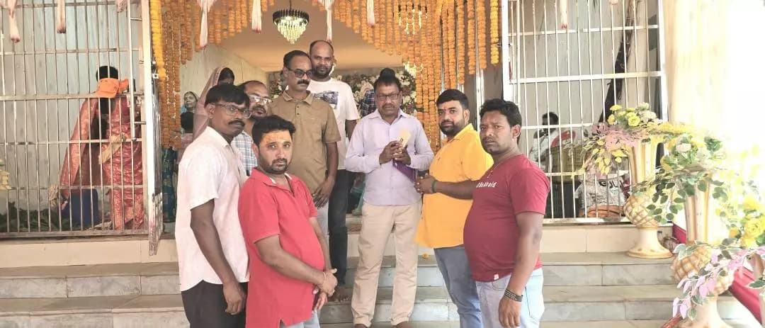 कर्रा: तोर्पा विधायक सुदीप गुड़िया ने महाअष्टमी पर दुर्गा पूजा समितियों को सहयोग राशि दी