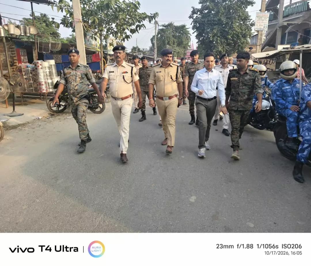 पिपराही: शिवहर: पिपराही में एसडीएम-एसडीपीओ ने निकाला दुर्गा पूजा सुरक्षा फ्लैग मार्च