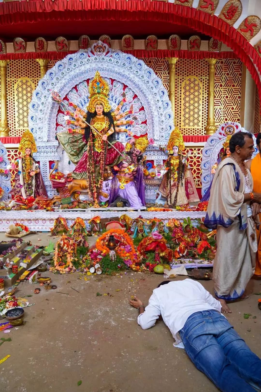 ବିଜେପୁର: ବିଜେପୁର ଦୁର୍ଗାପୂଜା ପ୍ରସ୍ତୁତି: ମଣ୍ଡପ ପରିଦର୍ଶନ କଲେ ବିଧାୟକ