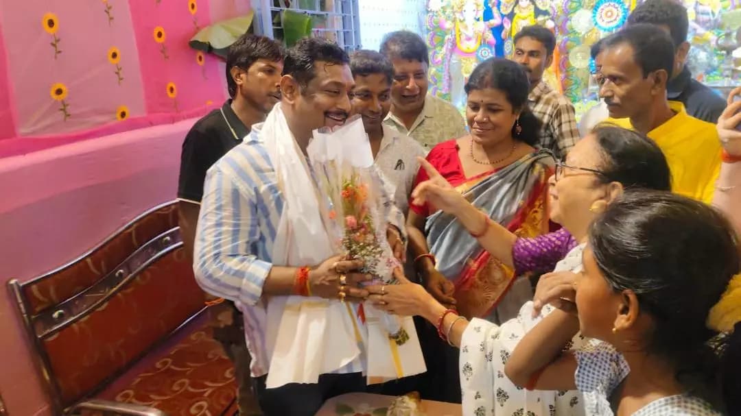 চুঁচুড়া-মগরা: বাঁশবেড়িয়ায় দুর্গাপুজোতে বিধায়ক স্বরাজ ঘোষকে পুজো কমিটির সম্বর্ধনা