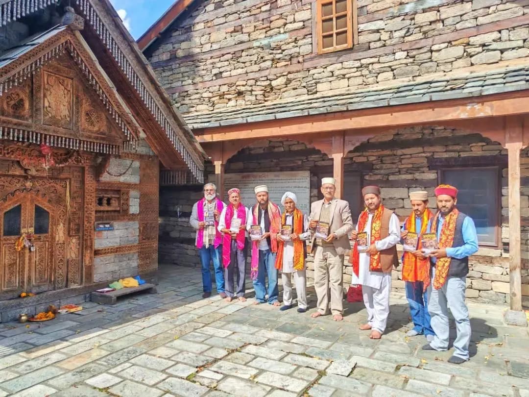 कुल्लू: नग्गर में देव संस्कृति शोध संस्थान की पुस्तक 'जमलूपंथ' का पारंपरिक विमोचन