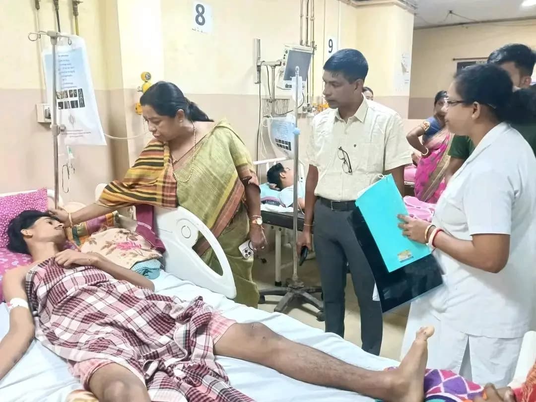 খোয়াই: জিবি হাসপাতালে অসুস্থ যুবক বিজন দাশের সঙ্গে দেখা করলেন বিধায়িকা কল্যাণী সাহা রায়