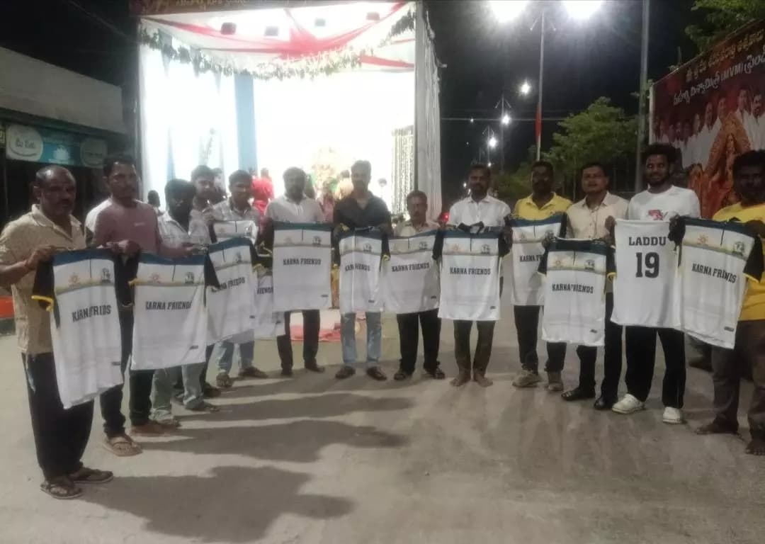 నారాయణపేట్: బాపునగర్ క్రికెట్ టీమ్కు టీ-షర్ట్స్ అందజేసిన లయన్ రవికుమార్ గౌడ్