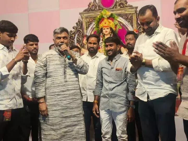 हिंगोली: माजी खासदारांनी घेतले नवदुर्गा देवीचे मनोभावे दर्शन
