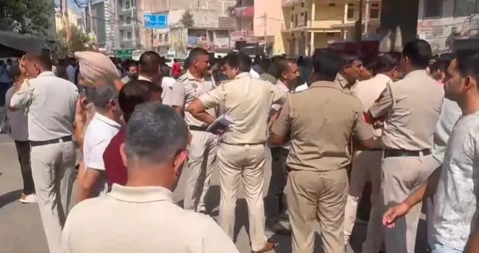 दिल्ली में DTC बस की टक्कर से युवक की मौत, मृतक के परिजनों ने सड़क जाम किया