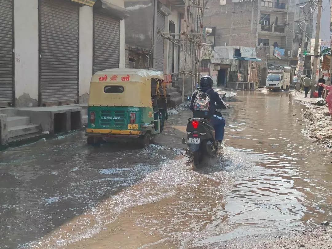 स्वरूप नगर में जलभराव से सड़क हादसों का खतरा, वाहन फिसल कर पलटने से लोग बचे