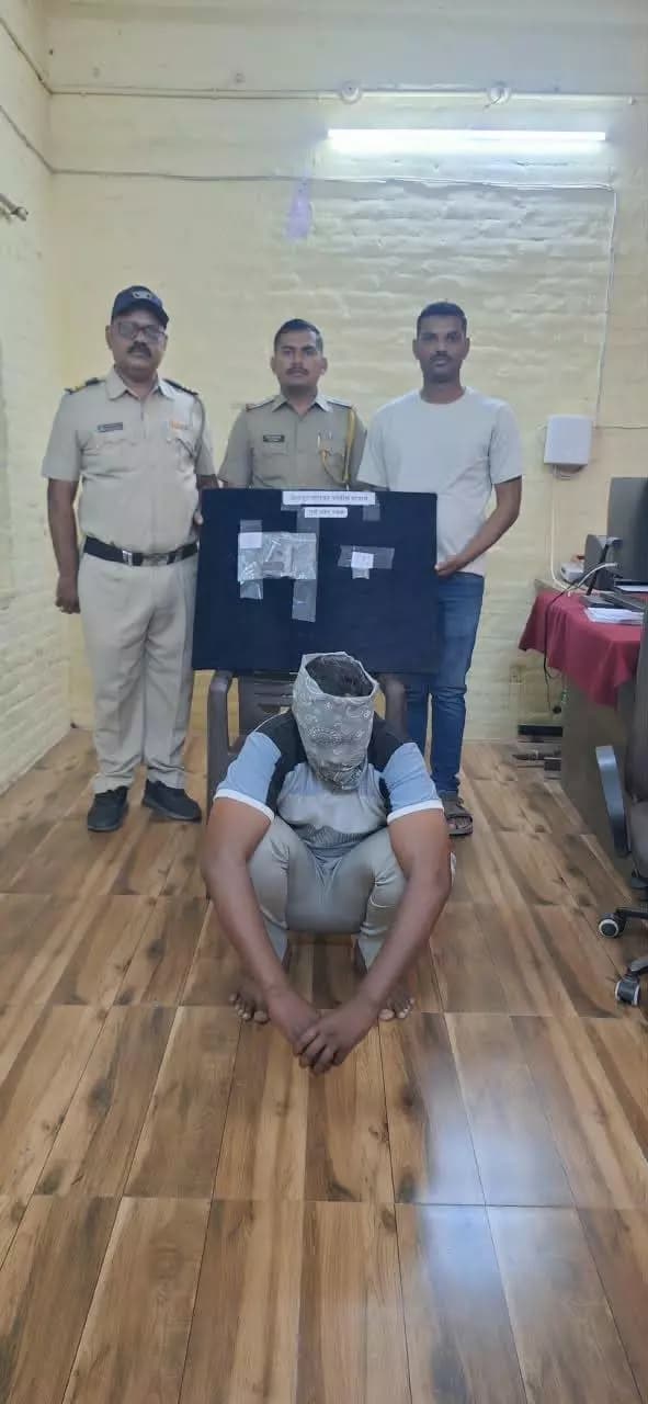 शिरपूर: शिरपूर पोलिसांनी चेतन वागंभीर याला गावठी कट्टा आणि काडतुसांसह अटक केली