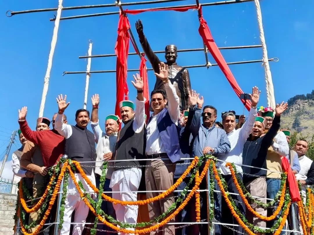 नगरोटा बगवां: हिमाचल प्रदेश में राजा वीरभद्र सिंह की प्रतिमा का अनावरण