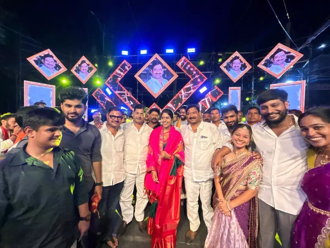 అమీన్పూర్: బీరంగూడలో ఘనంగా బతుకమ్మ సంబరాలు: ఆకట్టుకున్న గాయని మధుప్రియ పాటలు