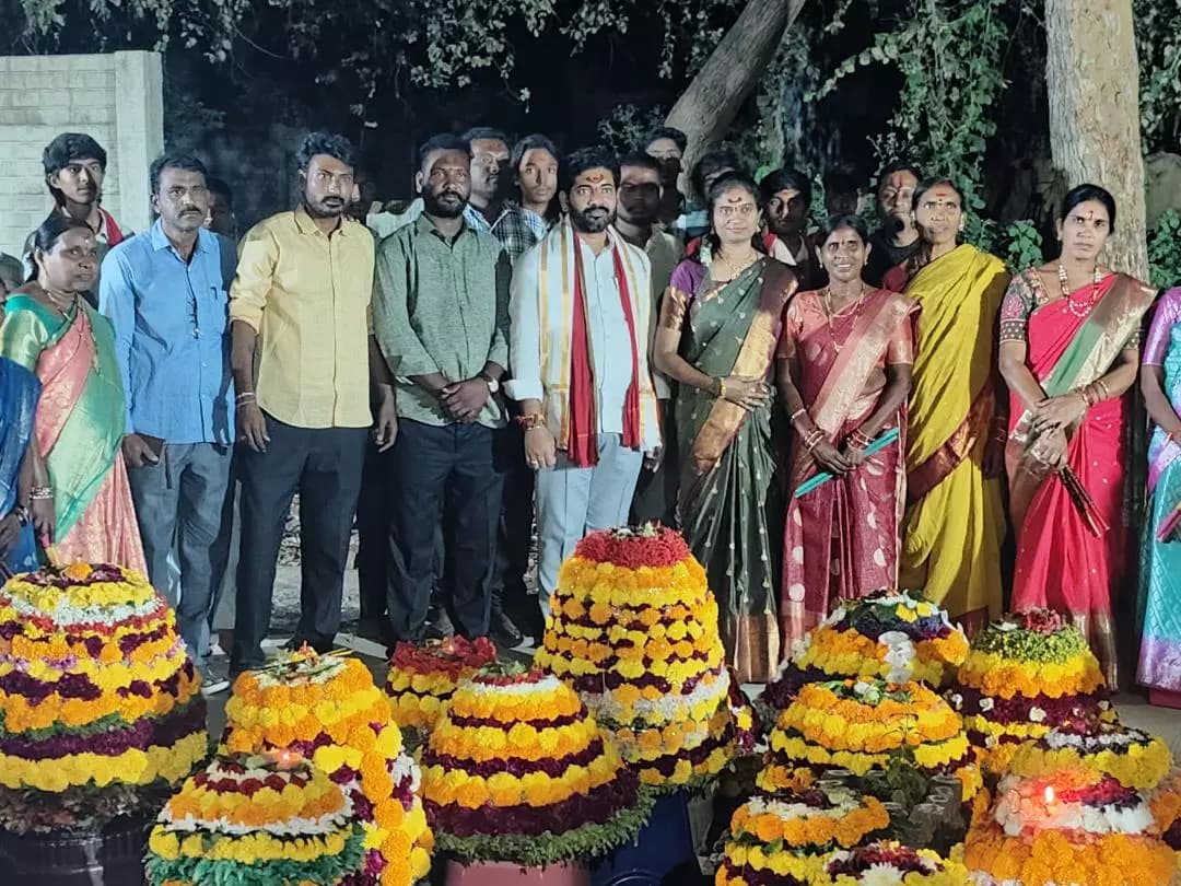 నస్పూర్: మంచిర్యాల: 30వ డివిజన్లో బతుకమ్మ వేడుకల్లో పాల్గొన్న మేయర్ ధరణి మధుకర్