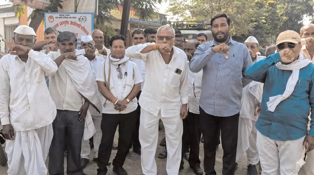 वाशिम: वाशिममध्ये शेतकऱ्यांचा 5000 रुपयांच्या मदतीवर बोंबल आंदोलन