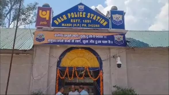 मंडी: बल्ह क्षेत्र में चाय की दुकान से अवैध शराब बरामद, आरोपी पर FIR दर्ज