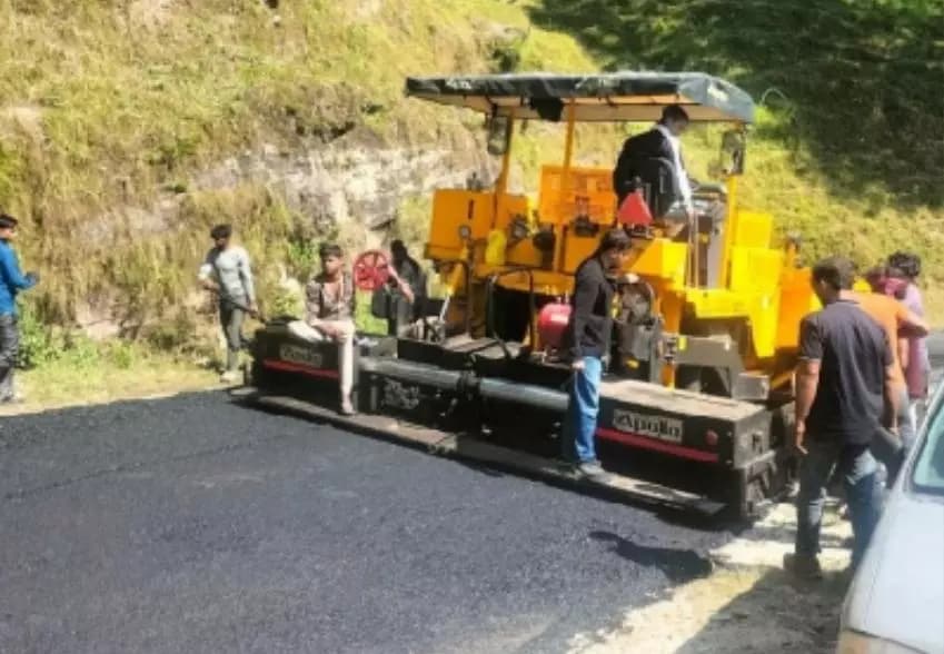 बेरीनाग: बेरीनाग सड़क निर्माण विवाद: छात्र संघ ने ठेकेदार को घेरा, उग्र आंदोलन की चेतावनी