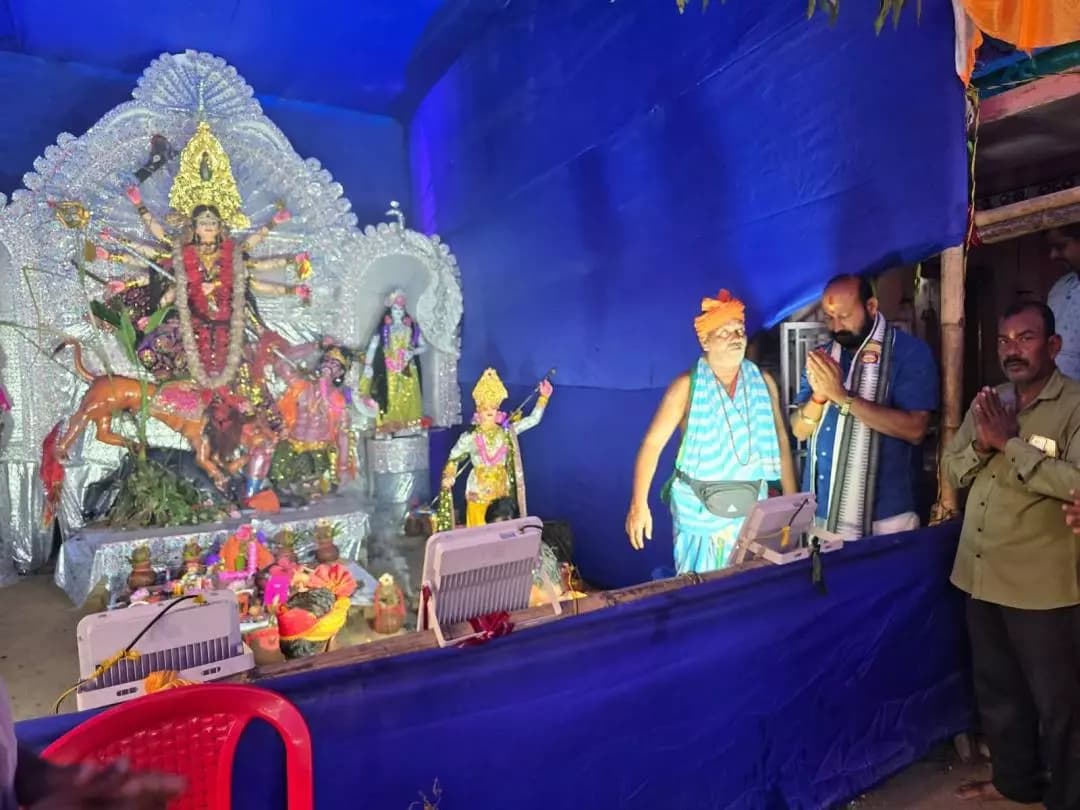 ଅନୁଗୋଳ: ମହାଷ୍ଟମୀରେ ଦାଶନାଳି ଗ୍ରାମରେ ପହଞ୍ଚିଲେ ତାଳଚେର ବିଧାୟକ ବ୍ରଜ କିଶୋର ପ୍ରଧାନ