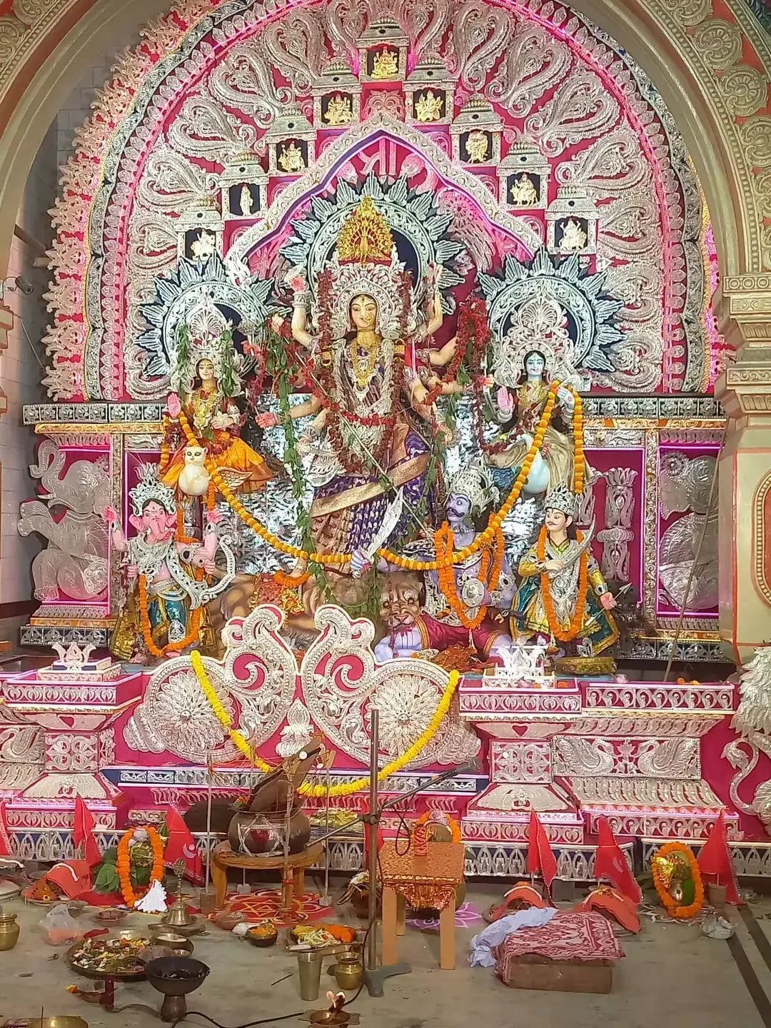 କଟକ ପୌରାଞ୍ଚଳ: କଟକ ହରିପୁର ଦୋଳମୁଣ୍ଡାଇ ମଣ୍ଡପରେ ଚାନ୍ଦି ଓ ସୁନାର ଅଳଙ୍କାରରେ ମାଆଙ୍କ ଦିବ୍ୟ ରୂପ