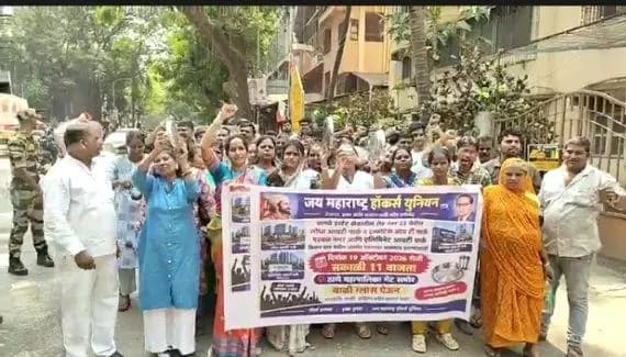ठाणे: ठाण्यात मराठी हातगाडी व्यावसायिकांचा महापालिकेवर थाळीनाद आंदोलन