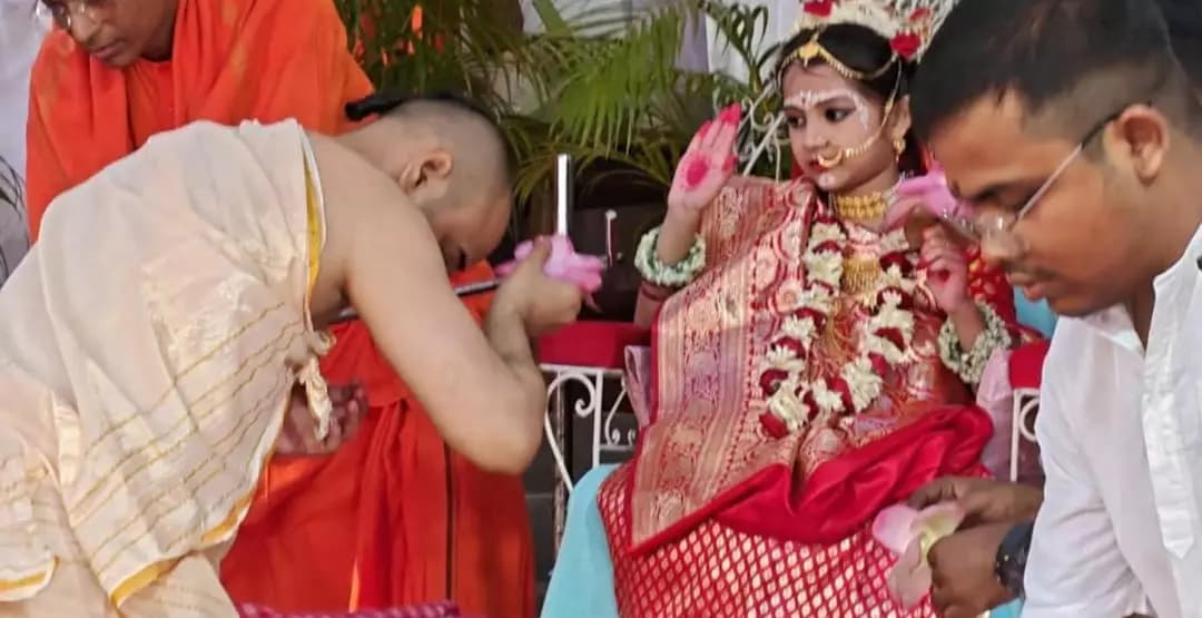 জলপাইগুড়ি: জলপাইগুড়িতে ৬ বছর বয়সী হৃতিকা দেবীরূপে কুমারী পুজো সম্পন্ন