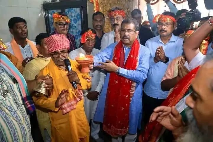 ହିନ୍ଦୋଳ: ହିନ୍ଦୋଳ ଆମ୍ବିଠିରେ ମା ବନ ଦୁର୍ଗାଙ୍କୁ ଦର୍ଶନ କଲେ ଧର୍ମେନ୍ଦ୍ର ପ୍ରଧାନ ଓ ସୁନୀଲ ଶର୍ମା