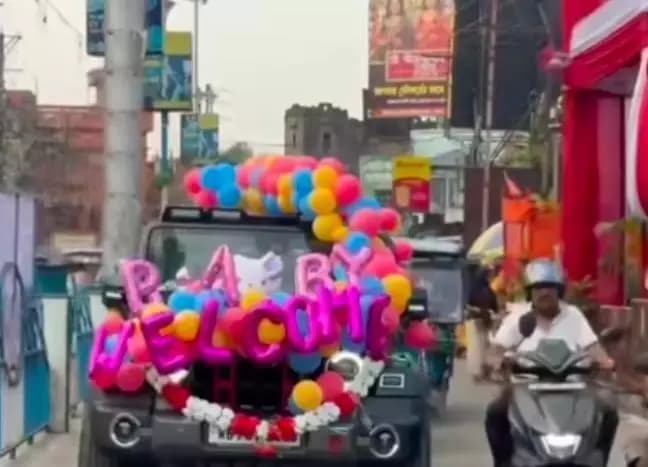 কাটোয়া ২: কাটোয়ায় ফুল-বেলুনে সাজিয়ে ছোট্ট মাহিরার ঘরে ফেরার আনন্দ