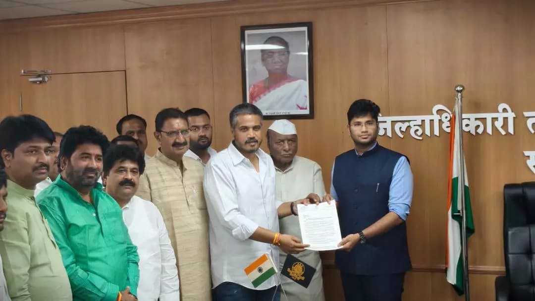 उत्तर सोलापूर: सोलापूर जिल्ह्यातील दुष्काळासाठी शेतकऱ्यांकडून जिल्हाधिकाऱ्यांना निवेदन