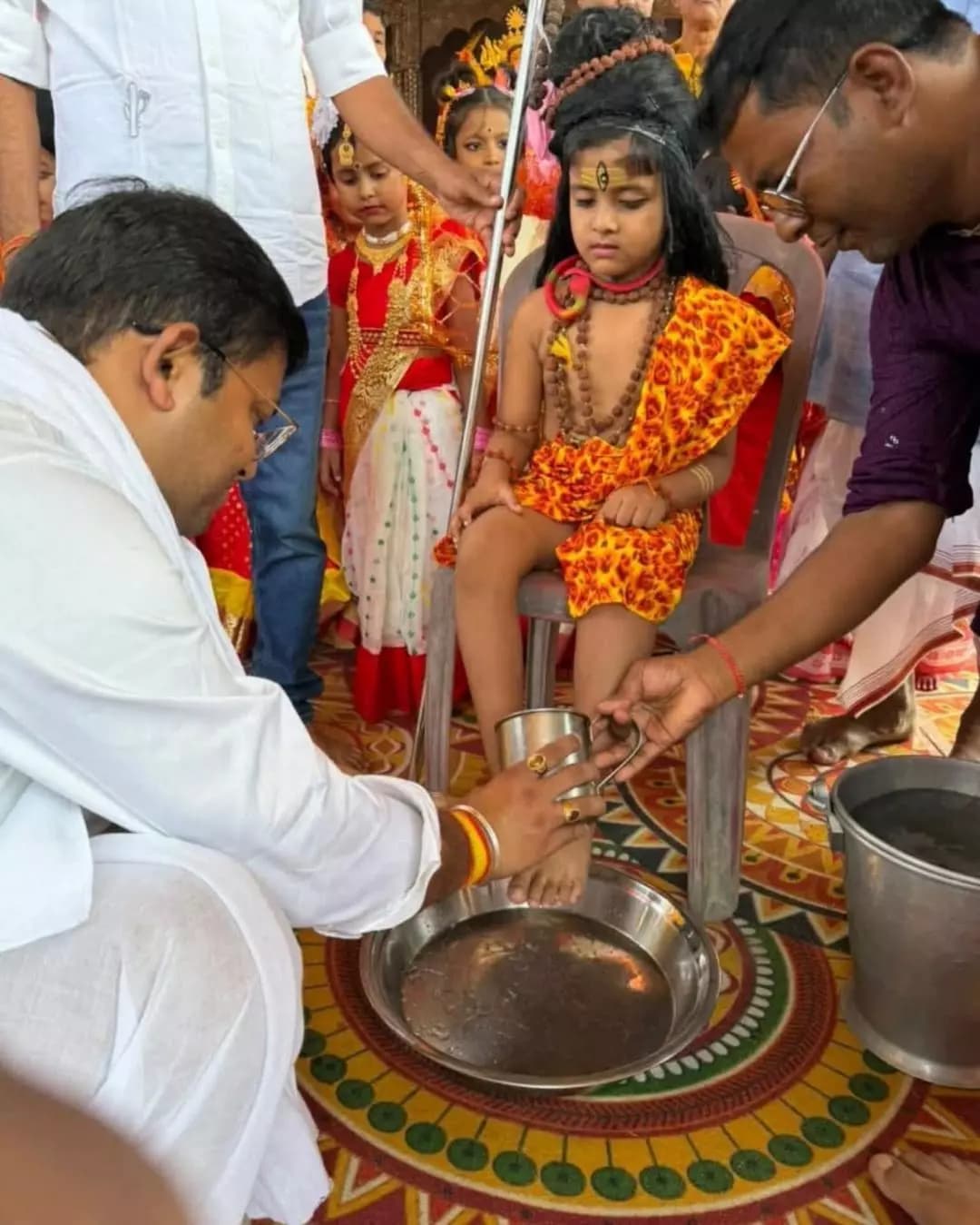 বামনগোলা: টুঙ্গিদীঘিতে মন্ত্রী বিরাজ বিশ্বাসের উপস্থিতিতে পবিত্র ‘কন্যা পূজা’ অনুষ্ঠান