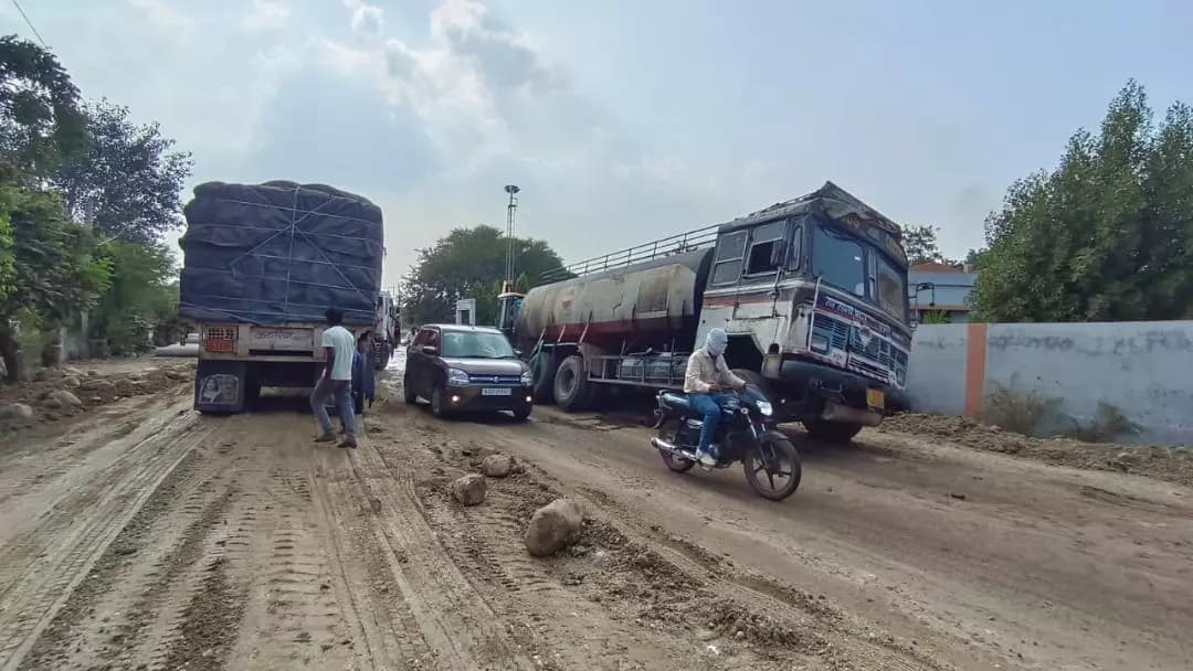 नीमच नगर: पंचायत भवन मालखेड़ा के सामने बड़ा हादसा होते होते टला