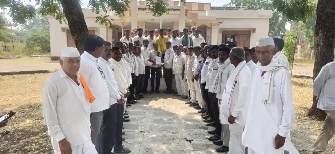 पाथ्री: ढालेगाव बंधाऱ्यातील पाणी उपसा बंदी उचला, शेतकऱ्यांची जोरदार मागणी