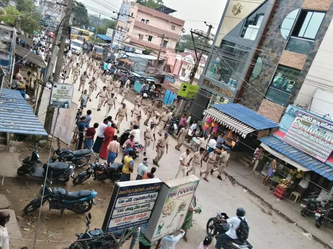 శ్రీకాకుళం: శ్రీకాకుళం జిల్లాలో పోలీసుల ఫ్లాగ్ మార్చ్: ఎన్నికల వేళ కీలక సూచనలు