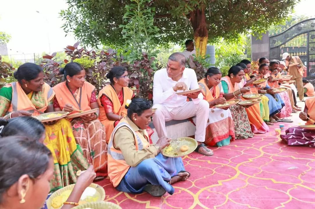 సిద్దిపేట అర్బన్: సిద్దిపేట పారిశుధ్య కార్మికుల వేతనాలు పెంచాలి: మాజీ మంత్రి హరీశ్ రావు డిమాండ్