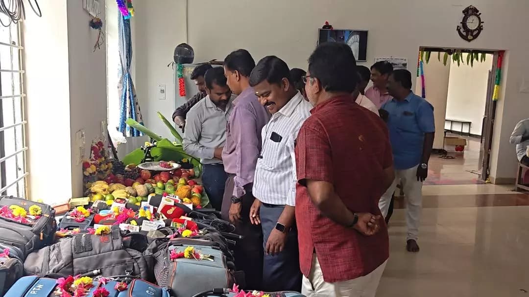 மதுரை கிழக்கு: மதுரை ஆட்சியர் அலுவலகத்தில் செய்தியாளர்களின் உற்சாக ஆயுதபூஜை கொண்டாட்டம்!