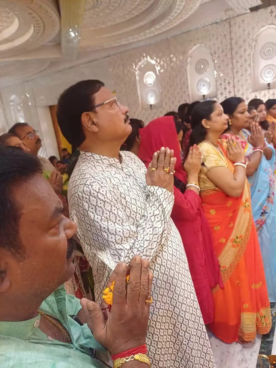 রায়গঞ্জ: রায়গঞ্জে মহাষ্টমীতে বিদ্রোহী ক্লাবে অঞ্জলি ও ভোগ বিতরণে মোহিত সেনগুপ্তের উপস্থিতি