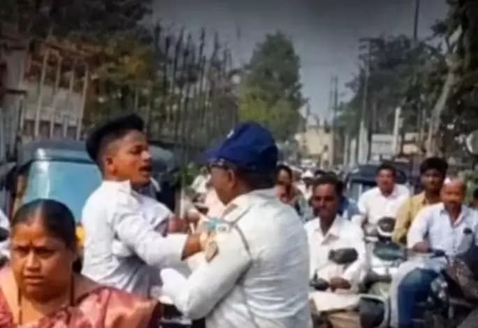 धुळे: धुळे शहरात मोबाईलवर बोलणाऱ्या युवकाने पोलिसांना धक्काबुक्की केली; गुन्हा दाखल