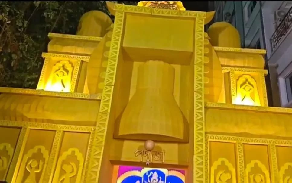 ঝাড়গ্রাম: ঝাড়গ্রাম ঘোড়াধরা পদ্মজা দুর্গাপুজোর অষ্টমীর সন্ধ্যায় উৎসবের আমেজ