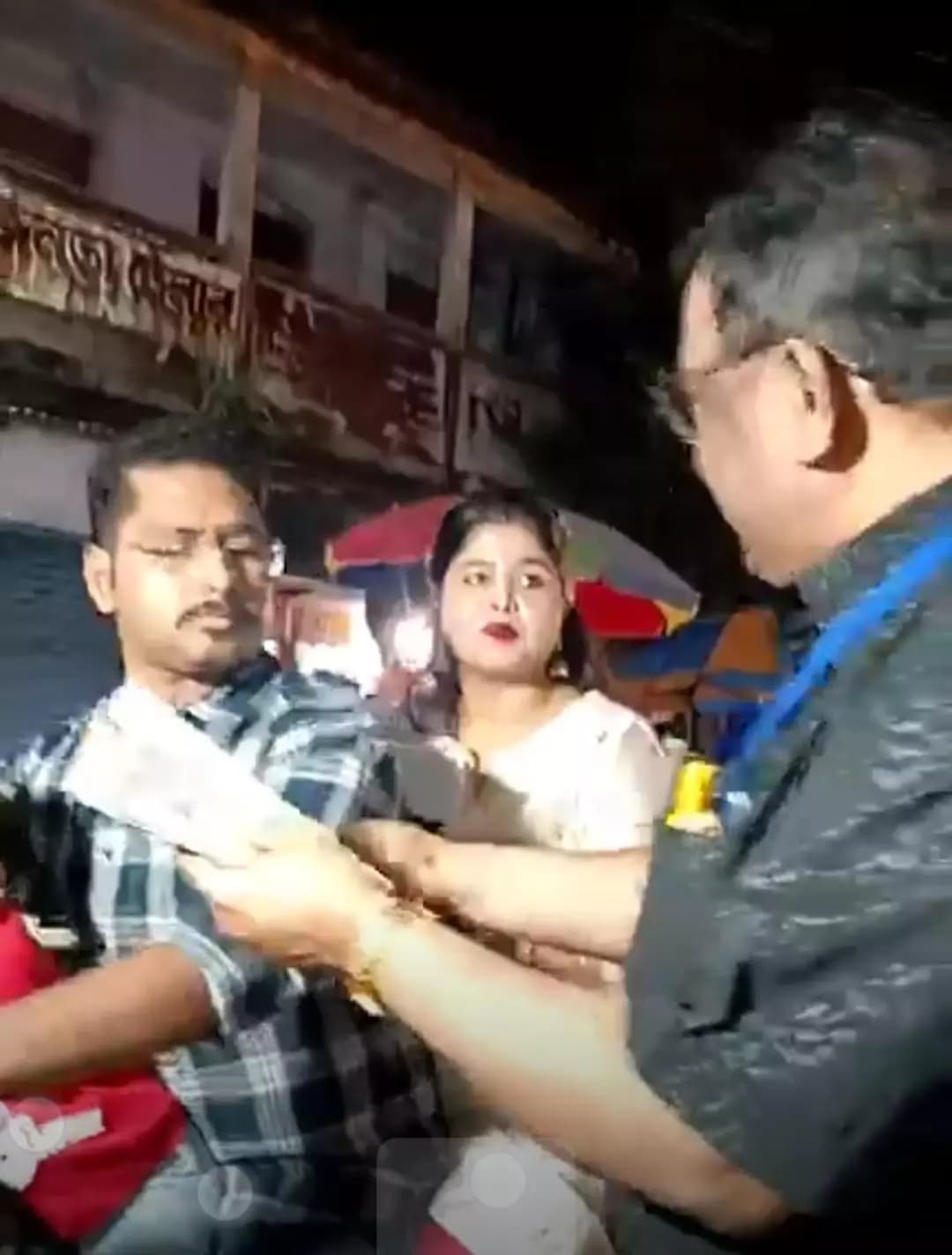 বহরমপুর: বহরমপুরে ডাক্তার অশোকের বই বিতরণ, বামপন্থীদের বুক স্টল ভাঙার প্রতিবাদ