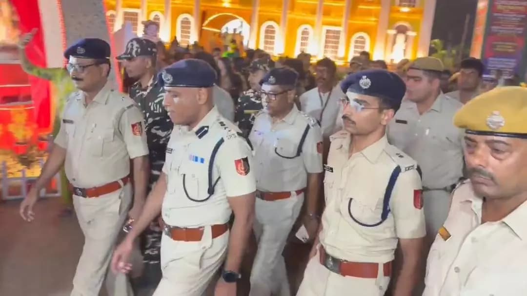 বহরমপুর: মুর্শিদাবাদে অষ্টমীর রাতে পুলিশের পুজো মণ্ডপ পরিদর্শন
